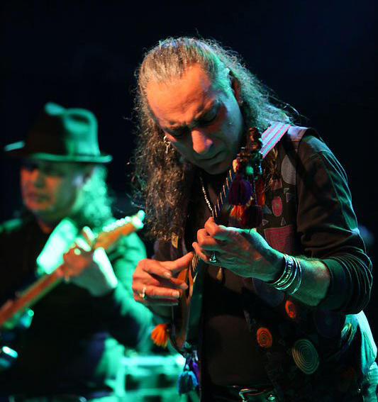 Aldoush performing live