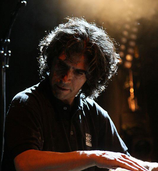 Keyboard player live